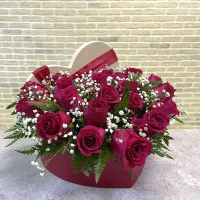 Купить цветочную композицию из живых цветов Ивуар в коробке в Москве на  заказ