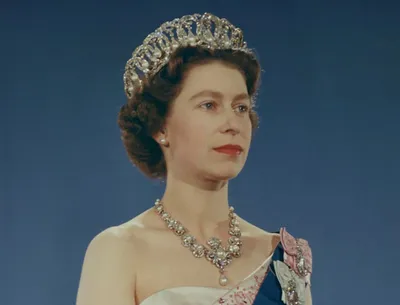 Архивный снимок молодой королевы Елизаветы продают на аукционе - фото |  Новини.live