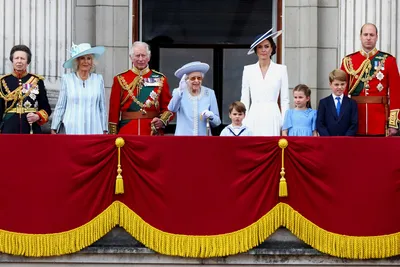 12 лучших нарядов королевы Елизаветы II | РБК Стиль