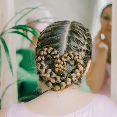 Прически с плетением 2018-2019: фото, идеи, красивые косички на длинные и  средние волосы | GlamAdvice | Укладка длинных волос, Прически, Укладка  вьющихся волос