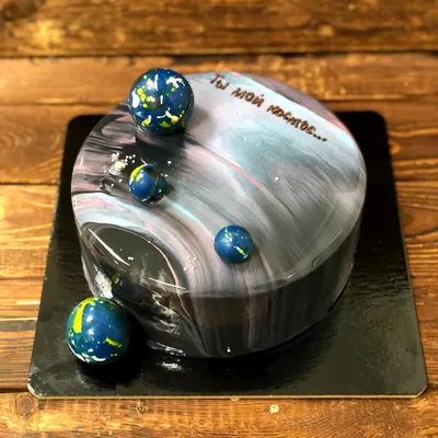 Космический торт с планетами из шоколада