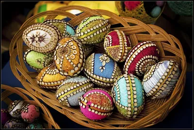 Почему на Пасху красят яйца: история традиции и значение цветов