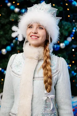Красивая Снегурочка, девушка 20-ти …» — создано в Шедевруме