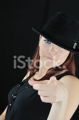 Красивая Девушка В Черной Шляпе Шоу На Вас Стоковые Фотографии | FreeImages