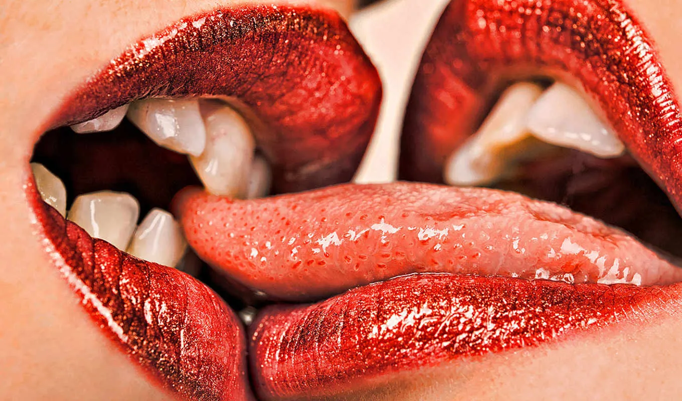 Твои прекрасные губы. Обои поцелуи губы. Обои поцелуйчики. Вертикальные обои губы красные.