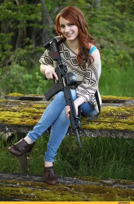 Красивая Девушка С Оружием Стоковые Фотографии | FreeImages