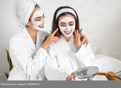 Красивые молодые женщины в масках для лица в ванной :: Стоковая фотография  :: Pixel-Shot Studio