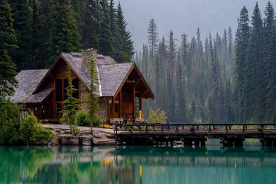 Красивый загородный дом над тихим озером