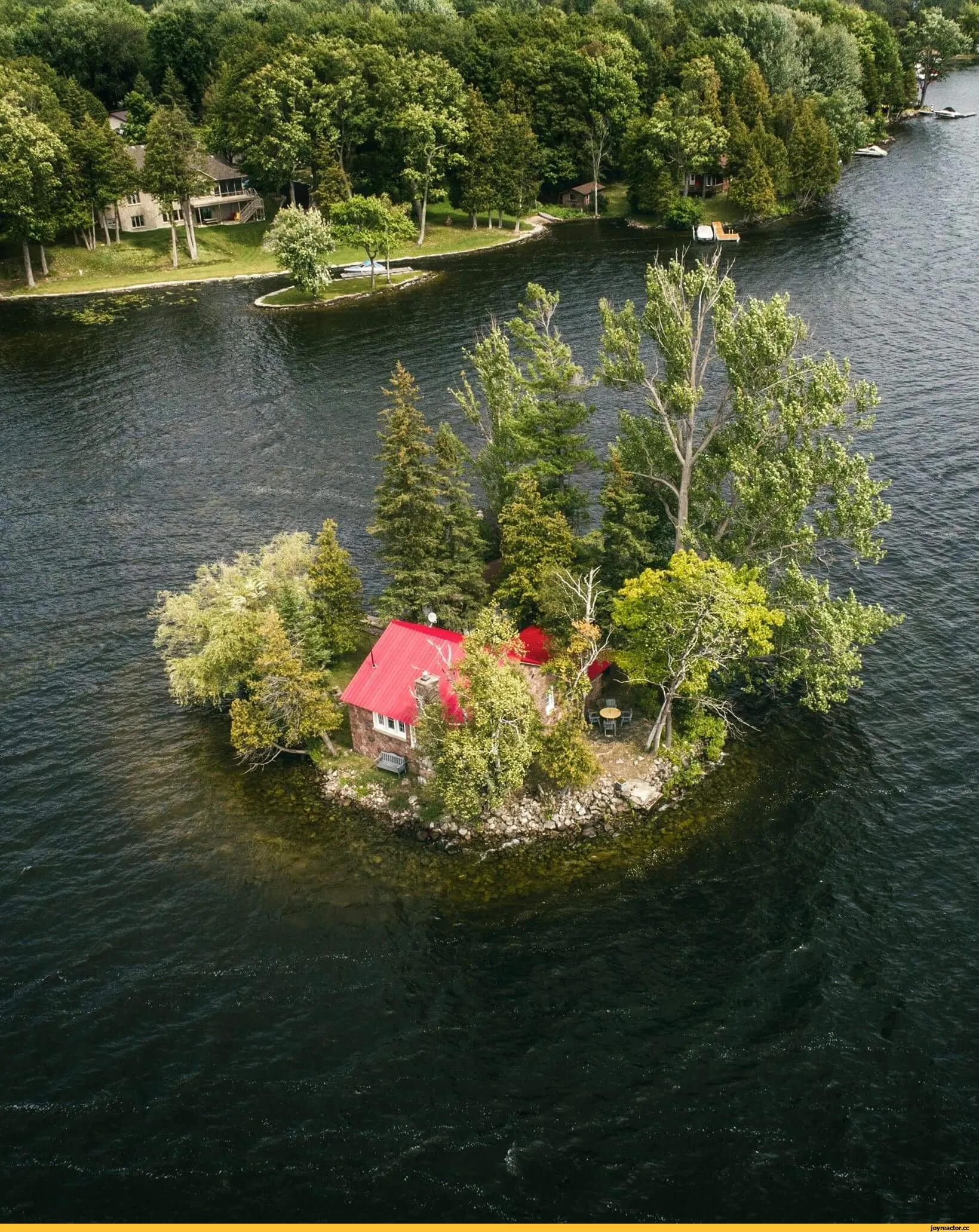 Дом island. Остров Котисаари Финляндия. Остров на озере. Домик у озера. Маленький остров.