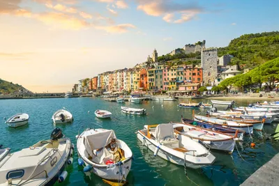 Италия, красивые улицы Vernazza и рестораны Редакционное Фотография -  изображение насчитывающей пляжа, строя: 120925172