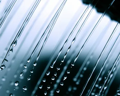 Красивые прозрачные капли воды или дождевой воды на мягком фоне | Премиум  Фото