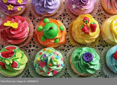 Красивые кексы на цветном деревянном фоне, вид сверху :: Стоковая  фотография :: Pixel-Shot Studio