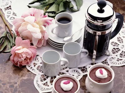 Красивые цветы лаванды с чашкой кофе на белом столе :: Стоковая фотография  :: Pixel-Shot Studio