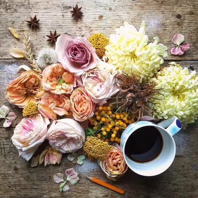 Красивые розовые цветы с ноутбуком, чашкой кофе и наушниками на белом столе  :: Стоковая фотография :: Pixel-Shot Studio