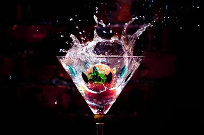 Бокалы с вкусным коктейлем и красивые цветы гипсофилы на темном фоне ::  Стоковая фотография :: Pixel-Shot Studio