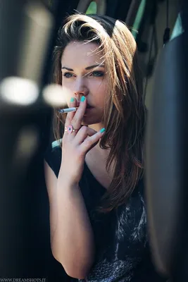 Девушка курит сигару, красивая, …» — создано в Шедевруме