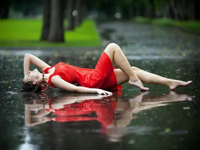 Фото Девушка в красном платье лежит под летним дождем, Summer rain / Летний  дождь, фотограф Вячеслав Дусалеев под псевдонимом Duc De Salier