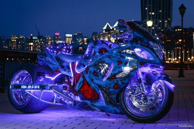 Красивая брюнетка на мотоцикле» — создано в Шедевруме