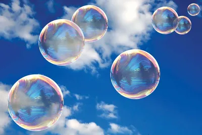 красивые размытые разноцветные мыльные пузыри плывут на черном фоне.  Стоковое Изображение - изображение насчитывающей полейте, отражение:  217416033