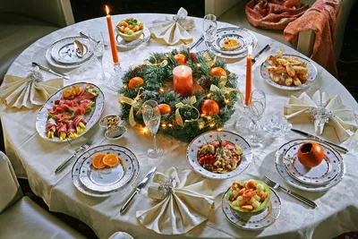 Как накрыть красивый праздничный стол на Новый год: подробная инструкция -  