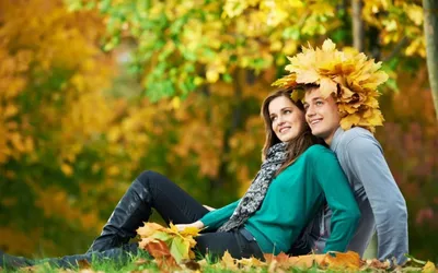 пара обнимается осенью, любовь акции, романтические осенние фото пары,  романтик фон картинки и Фото для бесплатной загрузки