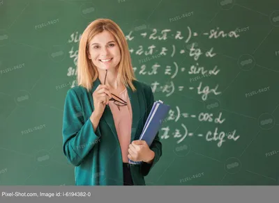Красивый учитель математики с ноутбуком возле доски в классе :: Стоковая  фотография :: Pixel-Shot Studio