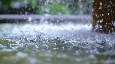 Красивый летний проливной дождь капли дождя падают в воду плещется вода Фон  И картинка для бесплатной загрузки - Pngtree