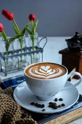 Красивая девушка пьет кофе …» — создано в Шедевруме