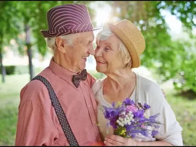 Красивая пара старших влюбленных. портрет пожилых людей, весело проводя  время дома | Премиум Фото