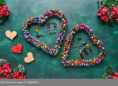 Композиция с сердечками и словом ЛЮБОВЬ ко Дню Святого Валентина на цветном  фоне :: Стоковая фотография :: Pixel-Shot Studio
