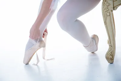 Балетные пуанты на мягкой подошве, розовые атласные удобные танцевальные  туфли на ремешках, танцевальная обувь для выступлений, танцевальная обувь  для детей и взрослых | AliExpress