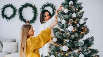 Красивые рождественская елка и подарки в золотой комнате Стоковое Фото -  изображение насчитывающей орнамент, декабрь: 64555484