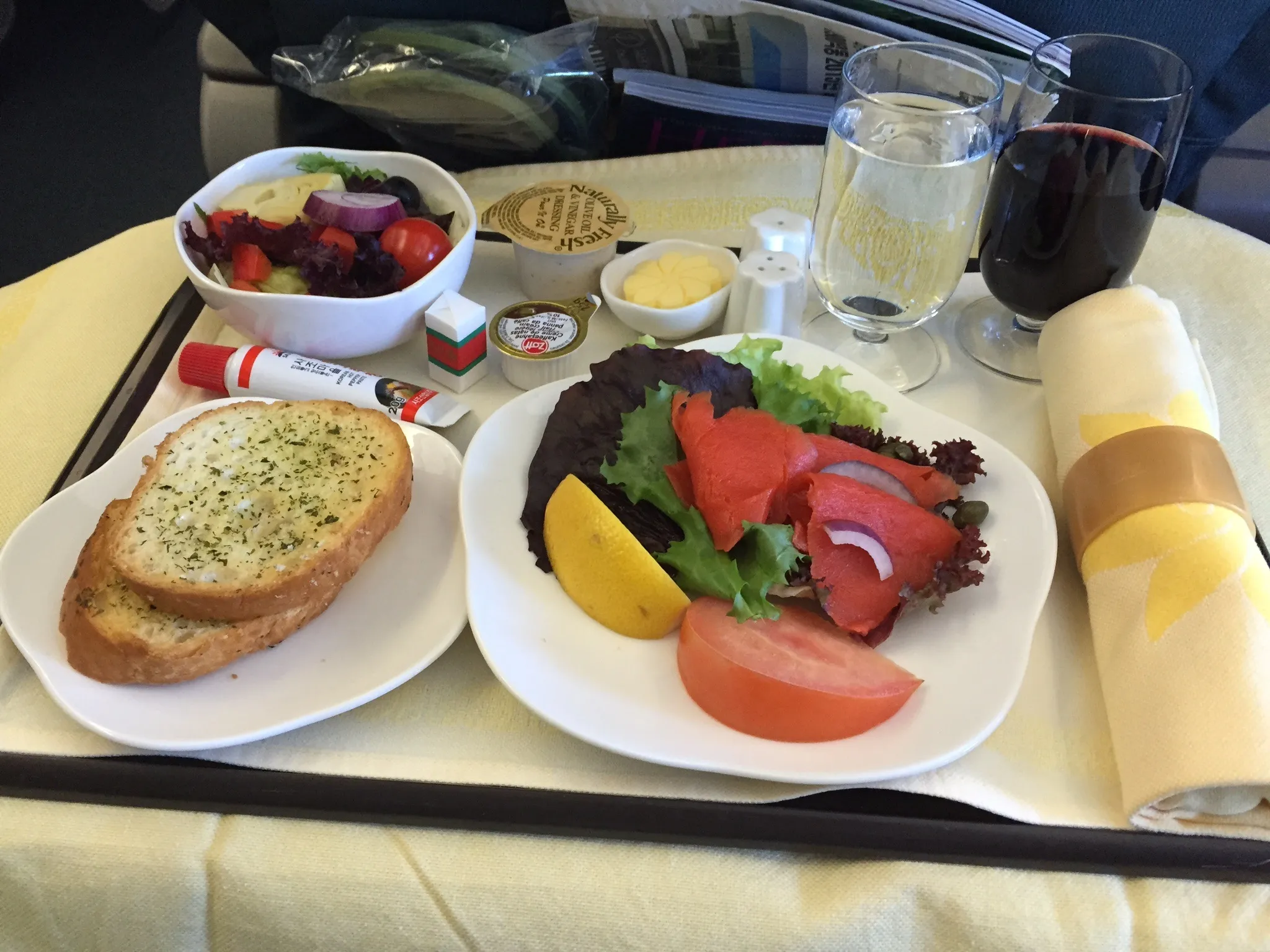 Обед в самолете. Завтрак в бизнес классе. Еда в самолете. Еда в самолете бизнес класс.