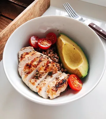 Обед 🤤 – Bowl с гречкой, индейкой, авокадо 🥑 и помидорками черри 🍅 ᅠ  Красиво и нереально вкусно! Сочетание авокадо с гречко… | Food, Healthy  recipes, Food photo