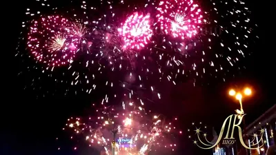 Праздничный красивый салют в ночном небе Стоковое Изображение - изображение  насчитывающей праздник, феиэрверки: 117328593
