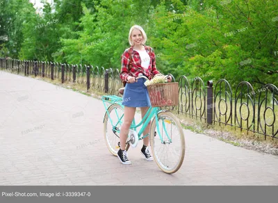 Pin by СТЕЛЛА ЛАНЕВСКАЯ on ЖЕНЩИНА, ЦВЕТЫ, ВЕЛОСИПЕД | Bicycle girl,  Bicycle chic, Bikes girls