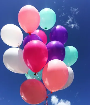 Красивые воздушные шары летят между облаками в мультяшном стиле, воздушный  шар, летать, мультфильм фон картинки и Фото для бесплатной загрузки