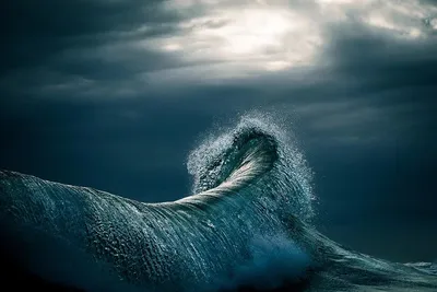 Несколько раз в год в Анапу приходят очень красивые волны, удалось поймать  в кадр вид на маяк из волны | Пикабу
