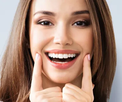 Красивая и естественная улыбка после протезирования зубов керамикой