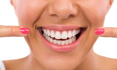 Красивая улыбка с забеливать зубы Зубоврачебное фото Крупный план макроса  совершенного женского рта, rutine lipscare. фото… | Набор для макияжа, Зубы,  Здоровые зубы