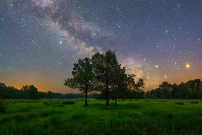 Красивые звезды на небе блестящими ночью большой для обоев Стоковое Фото -  изображение насчитывающей «зеленых», небо: 192893782