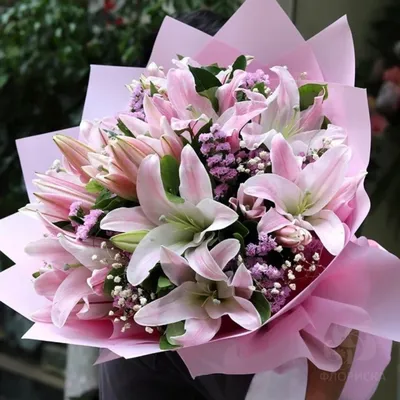 Красивый букет роз и лилий – купить с бесплатной доставкой в Москве
