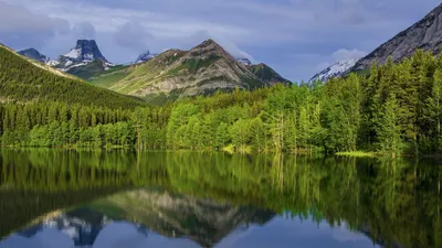 красивый вид на горное озеро, отражение гор в воде, весенний пейзаж,  природа Северного Кавказа Photos | Adobe Stock