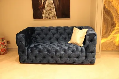 Красивый диван для роскошной гостиной комнаты.