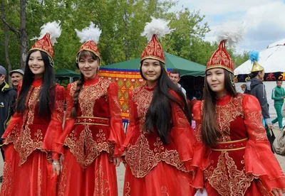 Парень в казахском национальном костюме приятно удивил жителей Китая -  YouTube