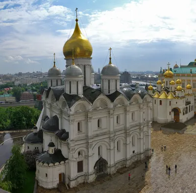 Стены московского кремля в Александровском Саде, Москва, Россия.