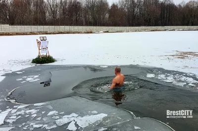 Брест на Крещение 2022. Православные окунаются и набирают воду (фото, видео)