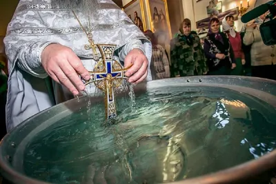 Крещенская святая вода: когда набирать в 2024 году в церкви, где можно  набрать, можно ли набрать святую воду дома 18 и 19 января