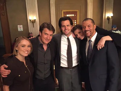 Кристоффер Полаха о X: «Выглядю очень улыбающимся на съемках #Castle с @ClareGrant @NathanFillion @Stana_Katic и Кристофером Б. Дунканом /AMPrqbkM7m» / X