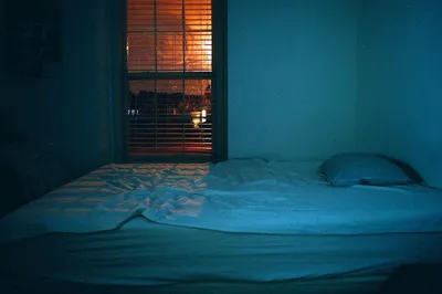 Удобная двуспальная кровать в современном стильном интерьере ночью ::  Стоковая фотография :: Pixel-Shot Studio